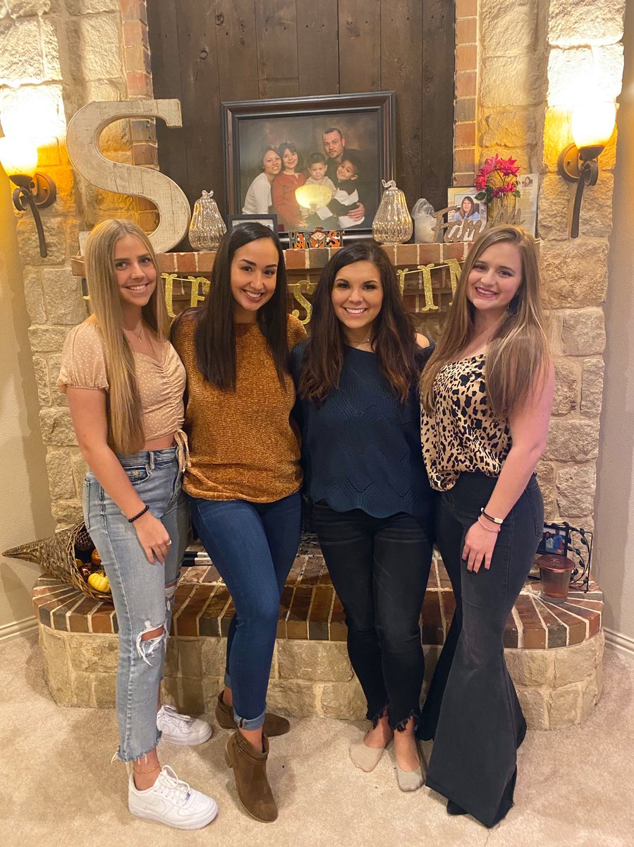 SamfordTrin's tweet photo. Friendsgiving 2020✨💛 https://t.co/TBVhPwDmay