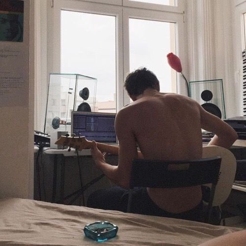 what i imagine it would be dating calum hood - a thread