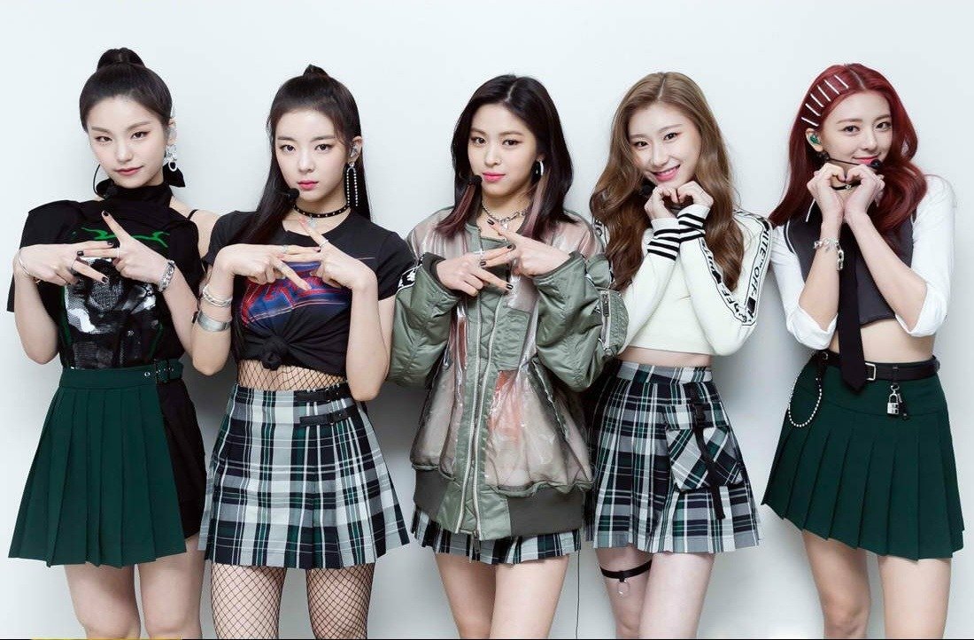 GoldenStar_Jh's tweet photo. #골든스타 ⸝⸝ 𝗪𝗘 𝗔𝗥𝗘 𝔾𝕆𝕃𝔻𝔼ℕ 𝕊𝕋𝔸ℝ⚝!,, 
[⧉#DarkQueens_Debut +#DarkQueensInYourArea]

Ya estamos presentes en el debut de las preciosas @DarkQueens_Dzz, un poquito tarde pero llegamos, ¡Muchas felicidades bebés! https://t.co/KTzIyBx960