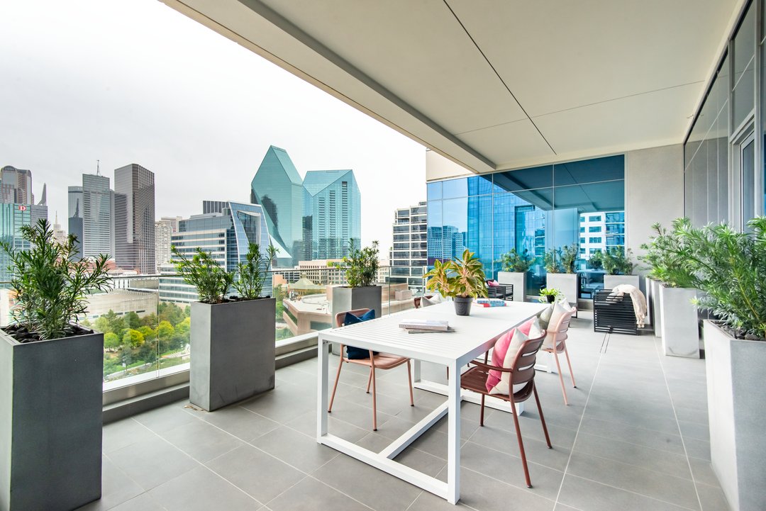 WeWork's tweet photo. City views β
Balcony workstations β
Fresh air β
More Dallas locations at https://t.co/B1RGzT2R9i. #wework #weworkdallas https://t.co/vduy2vc4cL