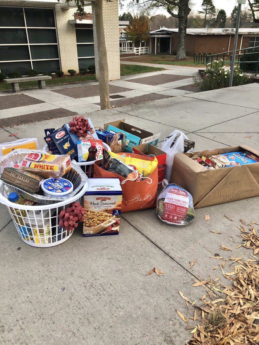 2 more families came to pick up Thanksgiving meals tonight! Proud of our girls for giving back to the community that supports us. 

S/O to <a href="/WF_Dance_Team/">WF Titanides</a> for getting involved &amp; adding donations for a family too!