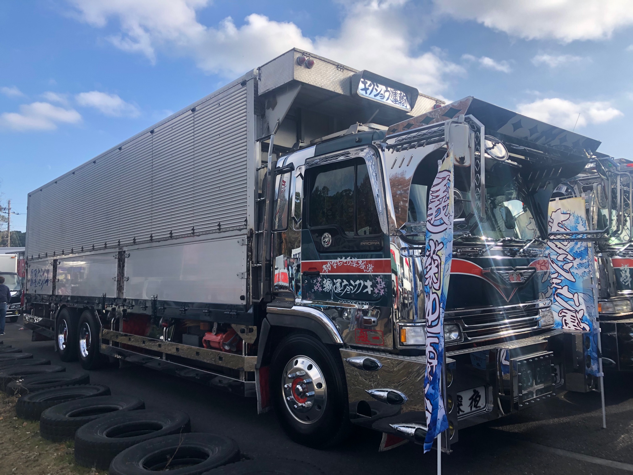 ルシア デコトラ 零進会 今日も先日の零進会イベントで撮影した写真を載せて行きます キクショウ運輸さん 琉寧丸さん 貴婦人さん 初代政栄丸さん