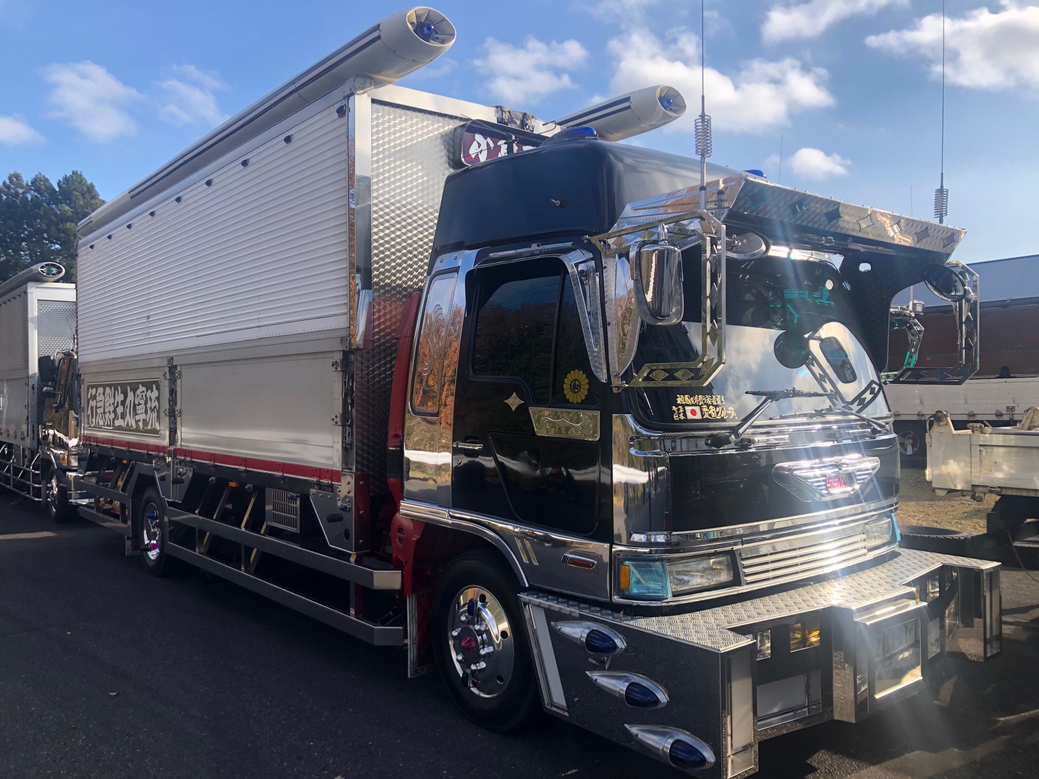 ルシア デコトラ 零進会 今日も先日の零進会イベントで撮影した写真を載せて行きます キクショウ運輸さん 琉寧丸さん 貴婦人さん 初代政栄丸さん