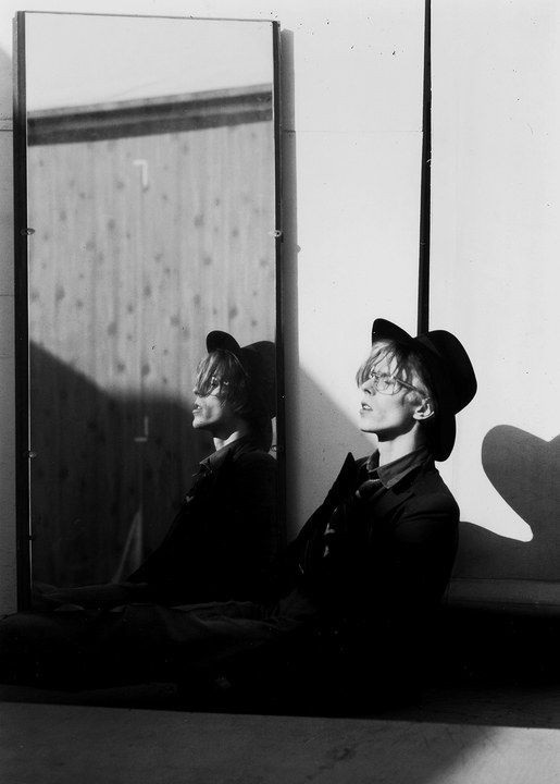 efacontigo's tweet photo. No podemos dejar de admirar la #belleza de David Bowie fotografiado por Steve Shapiro.
#DavidBowie #SteveShapiro https://t.co/ysB4wnFtS4