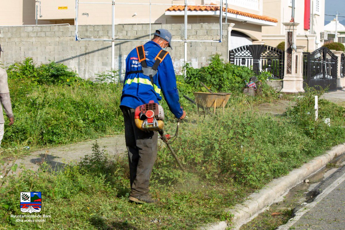 alcaldiabanird's tweet photo. La mañana de hoy nuestro departamento de Ornato y Limpieza realizó un operativo de aseo en la avenida Fabio Herrera, con el propósito de preservar la limpieza de nuestras aceras 🧹💙

#Ayuntamientobaní
#Unanuevavisión https://t.co/rciY1hvFd6