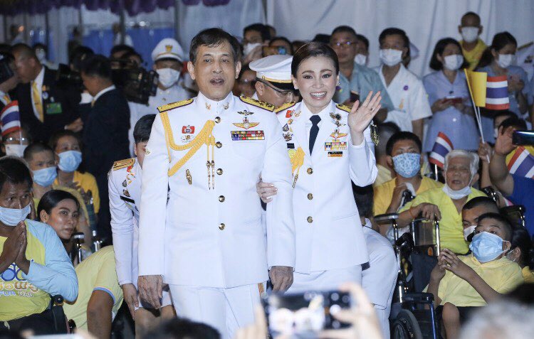 kr18555's tweet photo. "น้ำใจ และจิตใจของชาวไทย เป็นเลิศ เราต้องรักษาความดี ความเมตตา ความรักและซื่อตรงต่อชาติบ้านเมืองและพี่น้องร่วมชาติ เห็นใจกัน ทำในสิ่งที่ดี มีน้ำใจต่อกัน” #ภูมิใจที่ได้รับเสด็จ https://t.co/PlAH0VXZHB