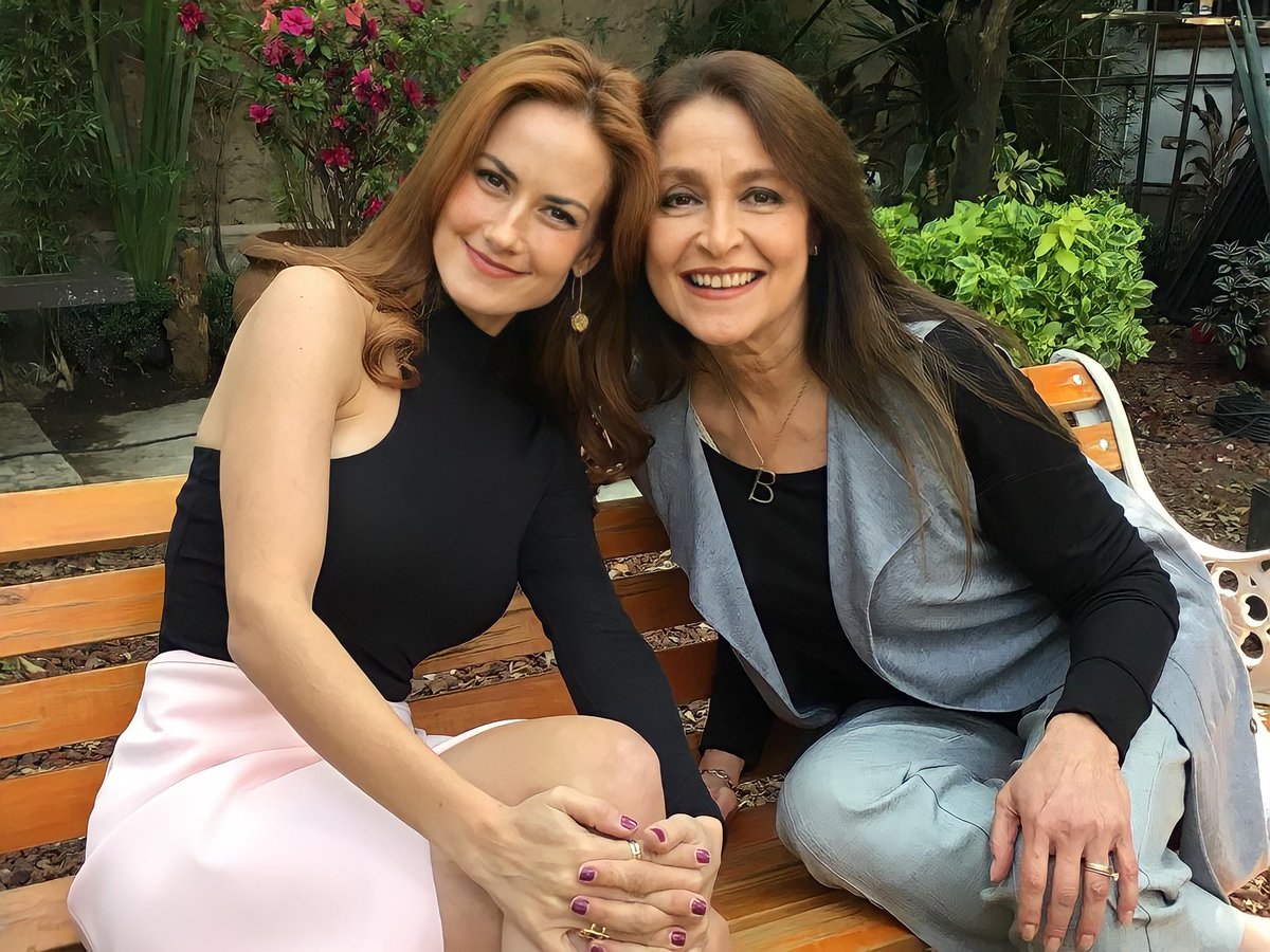 DanielaRomoWeb's tweet photo. Amigos de Estados Unidos, no se pierdan #VencerElDesamor de lunes a viernes a las 8 pm / 7c por @univision #DanielaRomo @altairJoficial #Televisa #USA #Telenovela #AltairJarabo #Bárbara #Olga 📸 #lemussoco #VencerElDesamorUS https://t.co/X5eDfgXhIF