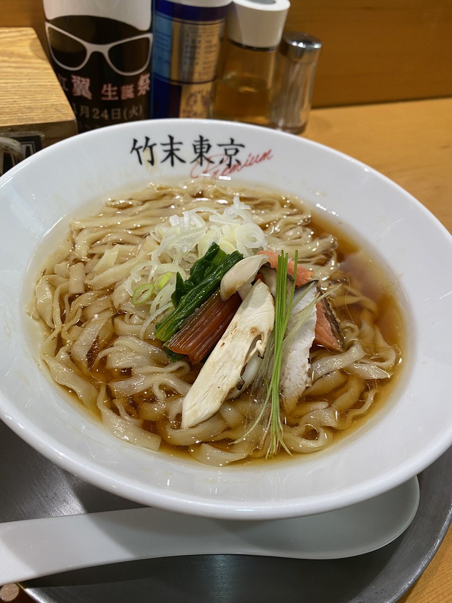yuumax_48's tweet photo. おはようございます👦

本日の昼営業

濃厚　50
中華蕎麦　45

夜営業にて、
とっても優しい濃厚イカラーメン　15
やります^ ^

かなり冷え込んでますね🥶

横丁内の待ちスペースは暖かくしてありますのでご安心ください💪

本日も宜しくお願い致します🤲

つきひ https://t.co/IKPqnF6qbc