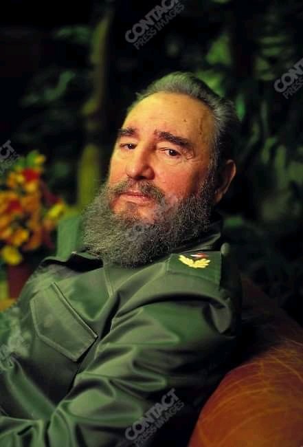 ¿Quién dice que te has ido si renaces cada día en cada batalla que libra tu pueblo? #ComandanteEterno, eres pueblo, eres #Cuba 🇨🇺.
#FidelPorSiempre