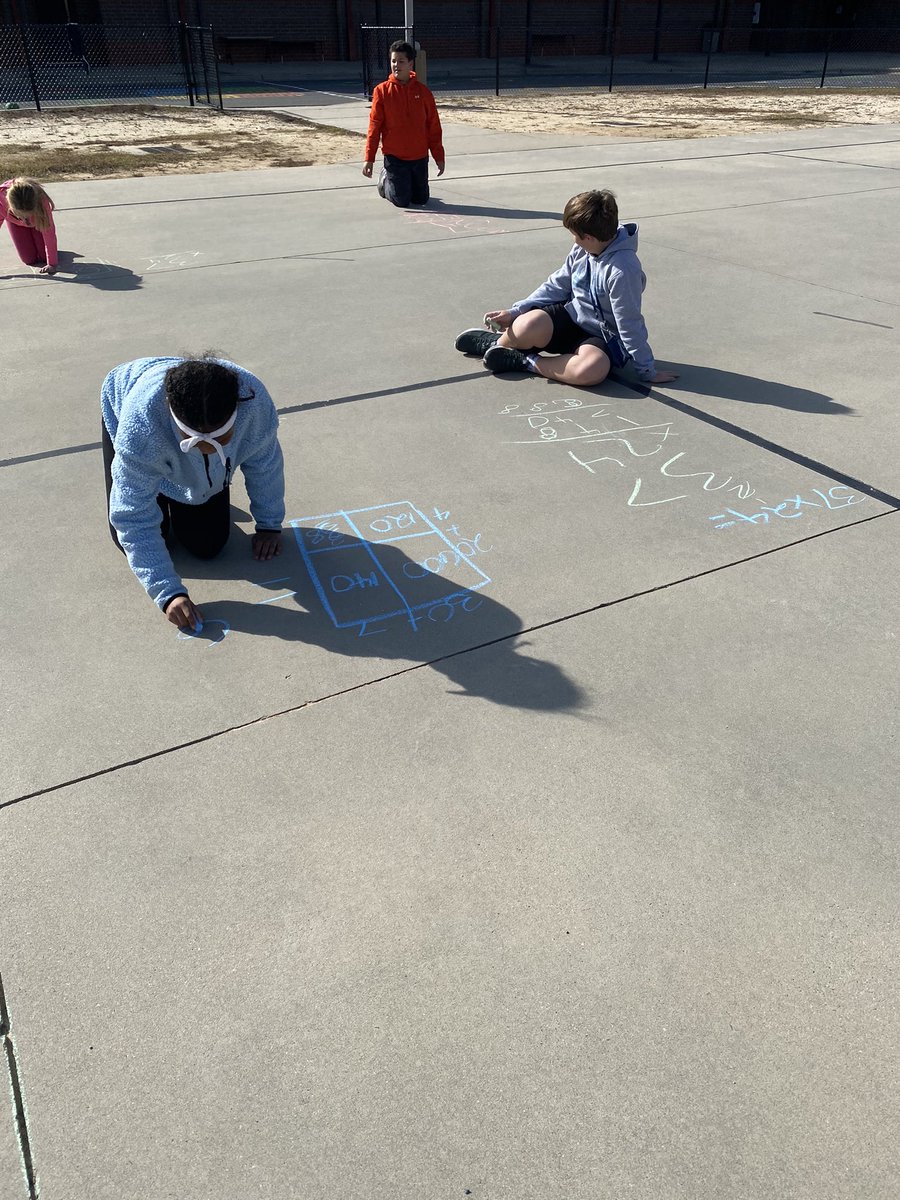 MrsCashPKES's tweet photo. A little multiplication practice in the fresh air! #panthersengaged https://t.co/QZ6NyD79iR