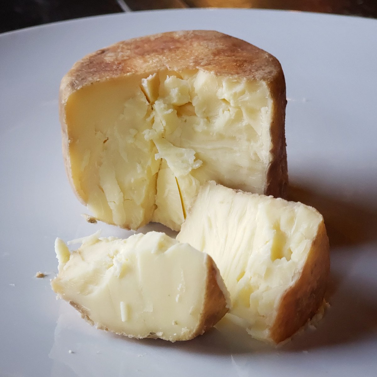 Just working a pretty cheese pic into the feed! 🤩🧀💛 Amber Kunik from Nettle Meadow. 📷:me