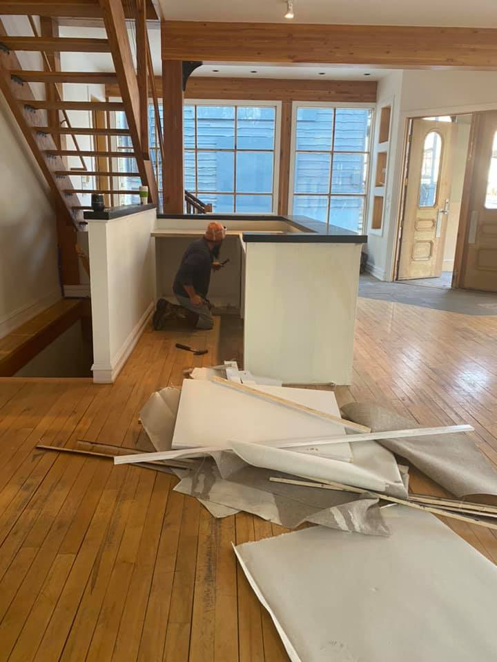 QuentCordair's tweet photo. Making more room for art in the new gallery space.
#QCFA2 #JacksonWyoming #demoday #QuentandLindasBigAdventurewith @CordairGallery https://t.co/vQqhNPMX54