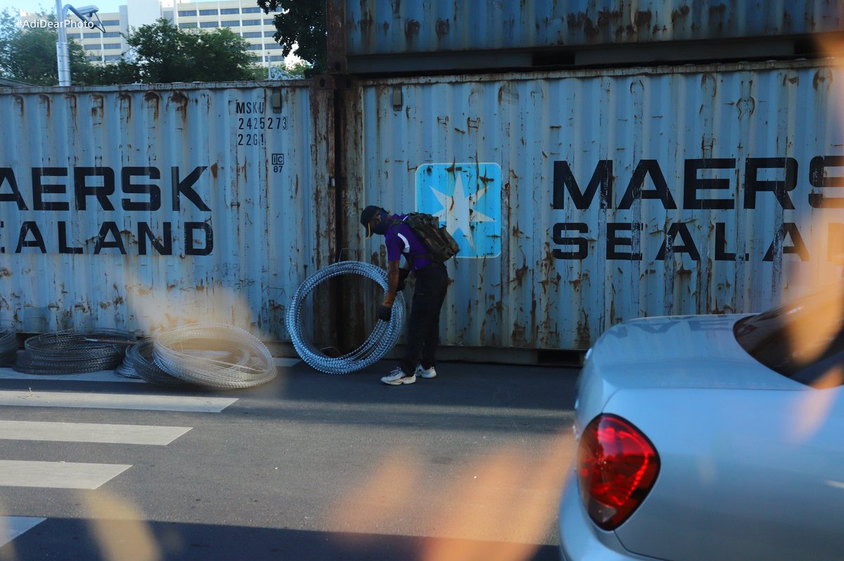 SAHINOP's tweet photo. "...Thailand is the land of Containers..."

07.30 น. ผู้สื่อข่าวรายงานบรรยากาศรอบๆ สำนักงานทรัพย์สินพระมหากษัตริย์ บริเวณเกาะรัตนโกสินทร์-ถนนหลานหลวง พบตู้คอนเทนเนอร์จำนวนมากถูกวางกั้นผู้ชุมนุมราษฎร

ในขณะที่กลุ่มผู้ชุมนุม "แกง" โดยการประกาศแจ้งว่า #25พฤศจิกาไปSCB https://t.co/QzHfgaYvw6