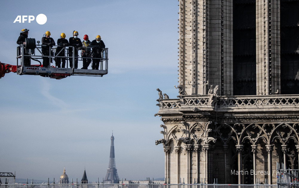 AFP's tweet image. A grand lady rises.

Reconstruction of Notre Dame Cathedral in Paris reaches  turning point with the removal of the last portions of scaffolding that melted during the April 2019 fire

u.afp.com/3Fhr

📸 Martin Bureau