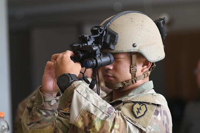 U S Army We Own The Night The An Psq 42 Enhanced Night Vision Goggle Envg Is A Combat Multiplier That Will Increase Lethality Despite Weather Obscurants Or Poor Lighting Conditions Armytech