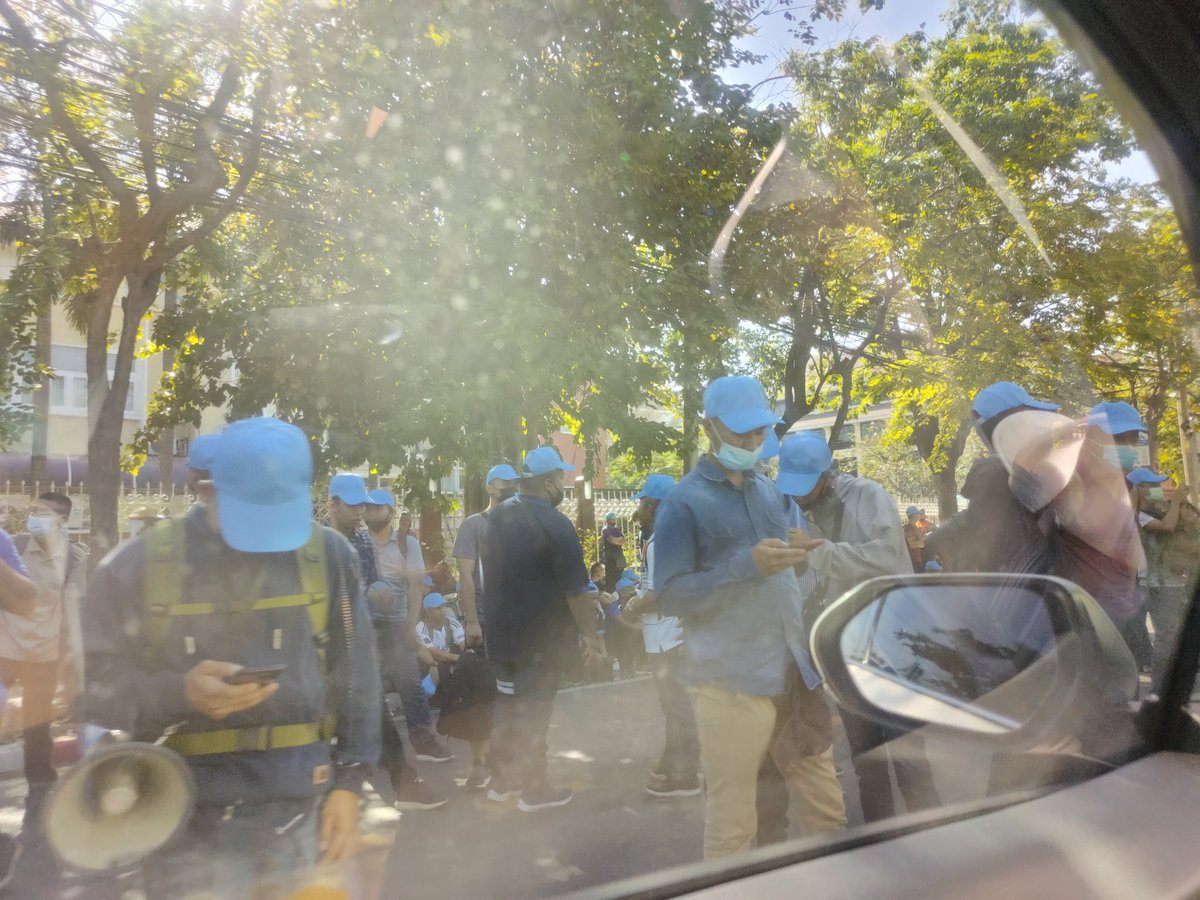 PurinerT's tweet photo. มาด้วยใจ..กับทรงผมไม่บังเพื่อน
เต็มถนนหน้าคุรุสภา 🤮🤮
#ม๊อบ25พฤศจิกาไปSCB #รถติด https://t.co/09PlNkh7F2