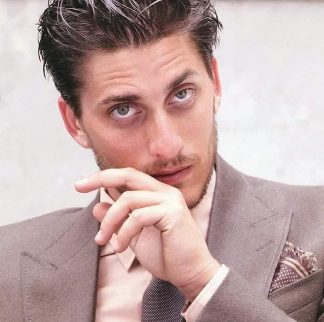 <마틴 에덴>을 보고 입덕하여 '루카 앓이'를 하는 분들을 위해 모아보았어요.(2/2) (출처: 인스타그램, 구글, 트위터) 발품팔아 극장에서 꼭 찾아볼...