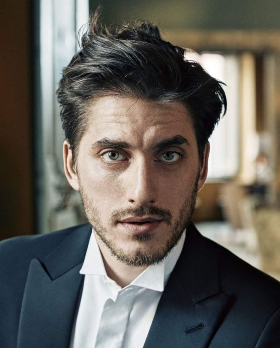 <마틴 에덴>을 보고 입덕하여 '루카 앓이'를 하는 분들을 위해 모아보았어요.(2/2) (출처: 인스타그램, 구글, 트위터) 발품팔아 극장에서 꼭 찾아볼...