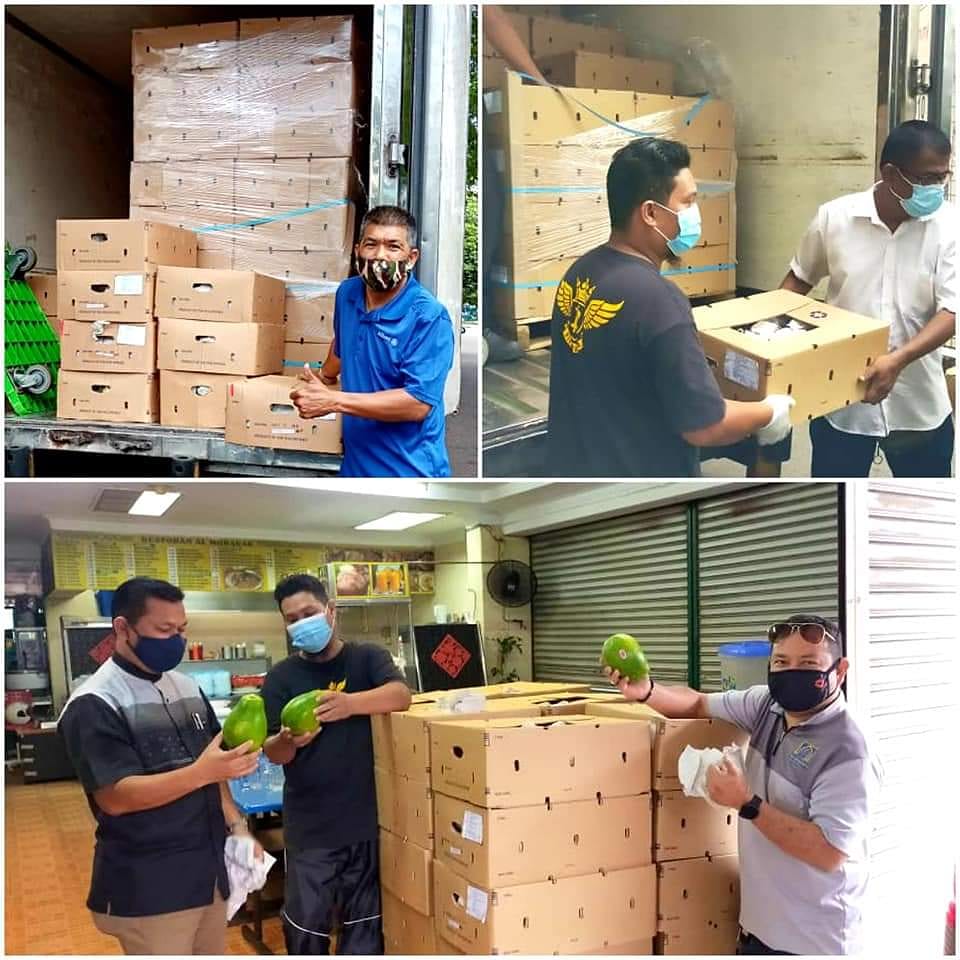 pertiwi_my's tweet image. #throwbackyesterday 
We received 180 cartons of papayas from Dole Malaysia. Thank you so much for the kind donation of approximately 3600 papayas. We have given out some to B40 families who were very happy to receive them.

#pertiwisoupkitchen #community #kitajagakita