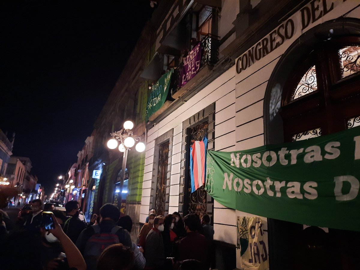 Continúa la #toma feminista del <a href="/CongresoPue/">H. Congreso de Puebla</a>. Las compañeras exigen mesa de diálogo para tratar temas que tienen que ver con la despenalización del #aborto y acciones contundentes en contra de la violencia de género.