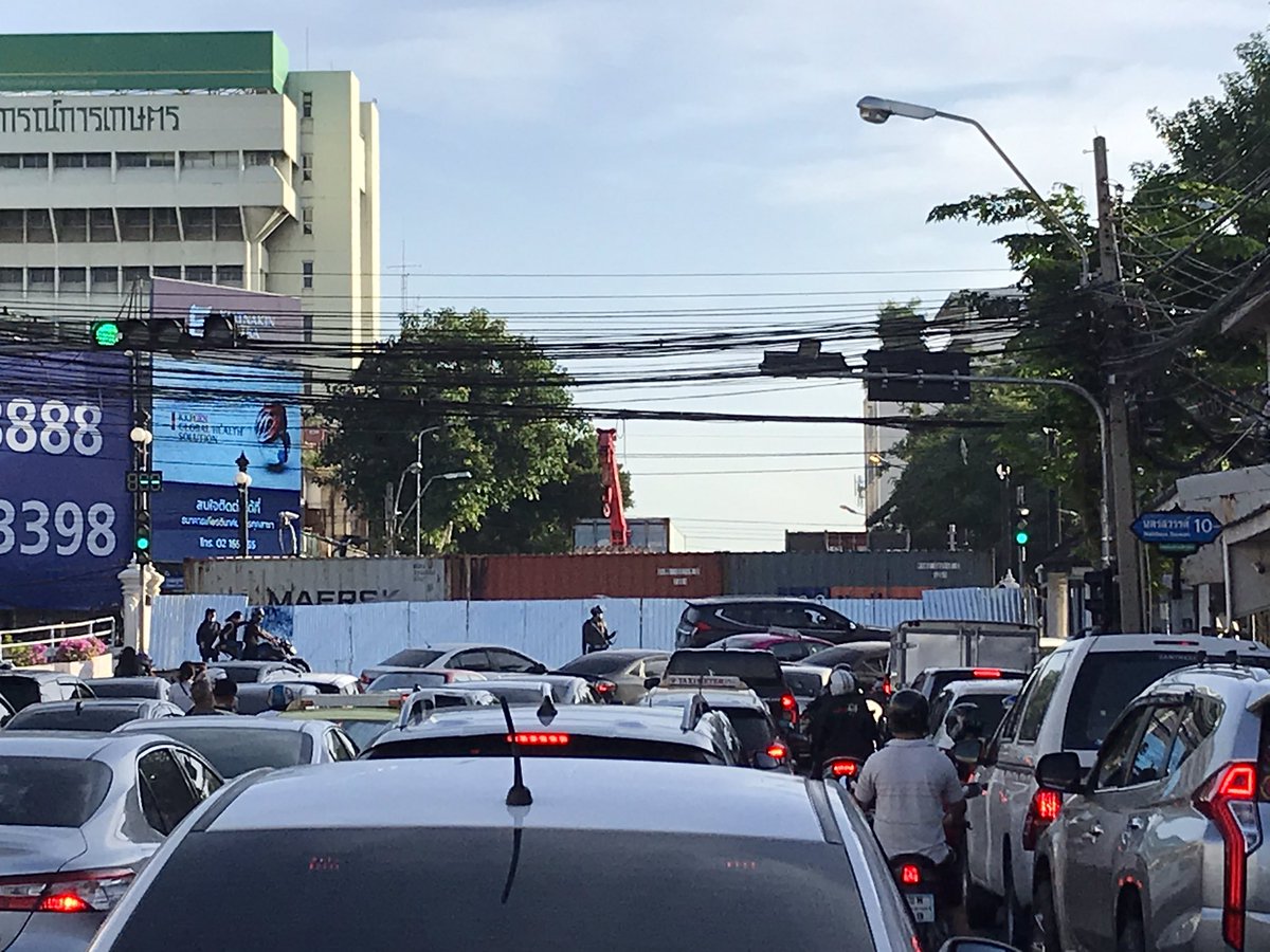 sirotek's tweet photo. รัฐบาลระดมตู้คอนเทนเนอร์นับร้อยปิดกรุงเทพ สกัดประชาชนเดินขบวนไปสำนักทรัพย์สินพระมหากษัตริย์ ค่าเช่าตู้ละ 3,000-6,000 บาท/วัน ไม่รวมค่าขนส่วตามระยะทาง ขณะที่ผู้ชุมนุมประกาศไปธนาคารไทยพาณิชย์ สำนักงานใหญ่ ตั้งแต่เมื่อคืน

#ม็อบ25พฤศจิกา

#25พฤศจิกาไปSCB https://t.co/TfnjhuikL7
