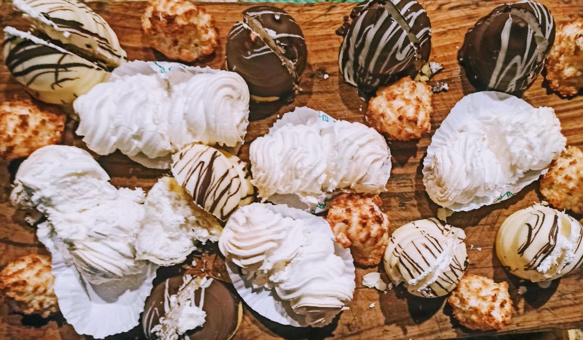 bestiabeloshki's tweet photo. Mesa de dulces , con las bestias !
Después de mucha carne*
#martesdeamigos https://t.co/uU9ge2V720