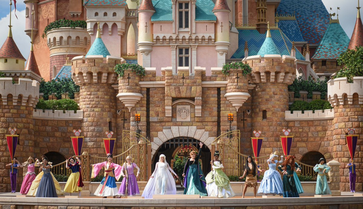 香港経済貿易代表部 祝 香港ディズニーランド15周年 香港ディズニーランドはオープンから15周年を迎えました テーマパークの象徴である生まれ変わった キャッスル オブ マジカル ドリーム は 夢を追い求める ディズニー プリンセスとクイーン
