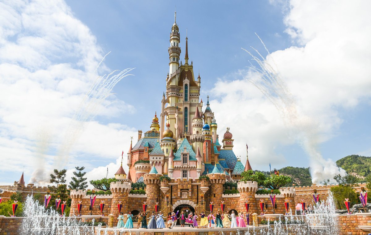 香港経済貿易代表部 祝 香港ディズニーランド15周年 香港ディズニーランドはオープンから15周年を迎えました テーマパークの象徴である生まれ変わった キャッスル オブ マジカル ドリーム は 夢を追い求める ディズニー プリンセスとクイーン