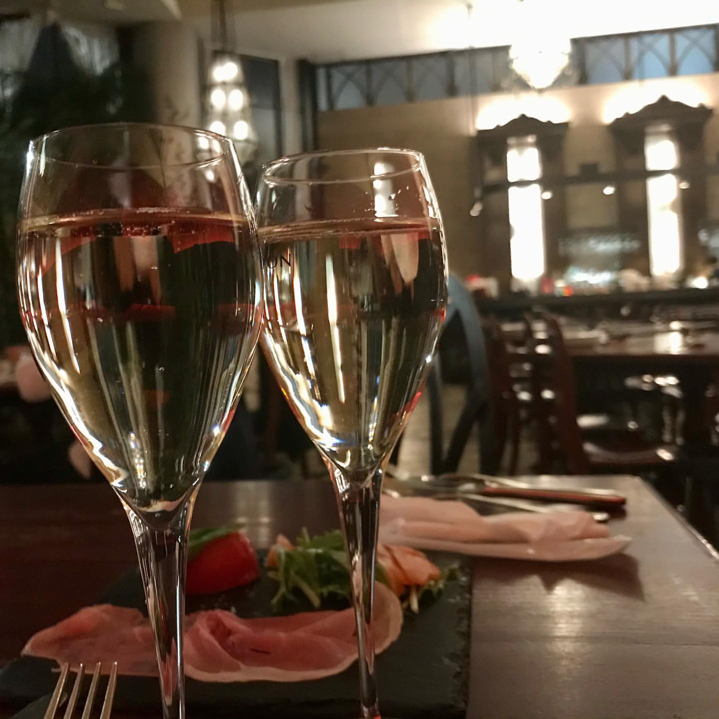 りゅう Salon運営 おすすめカフェスポット カフェ ラ ボエム新宿御苑 レトロな佇まい 天井が高く 開放感 チェーン店でリーズナブル 新宿御苑駅2番出口徒歩5分 失恋ショコラティエのロケ地 君の名は 瀧くん 主人公 バイト先の
