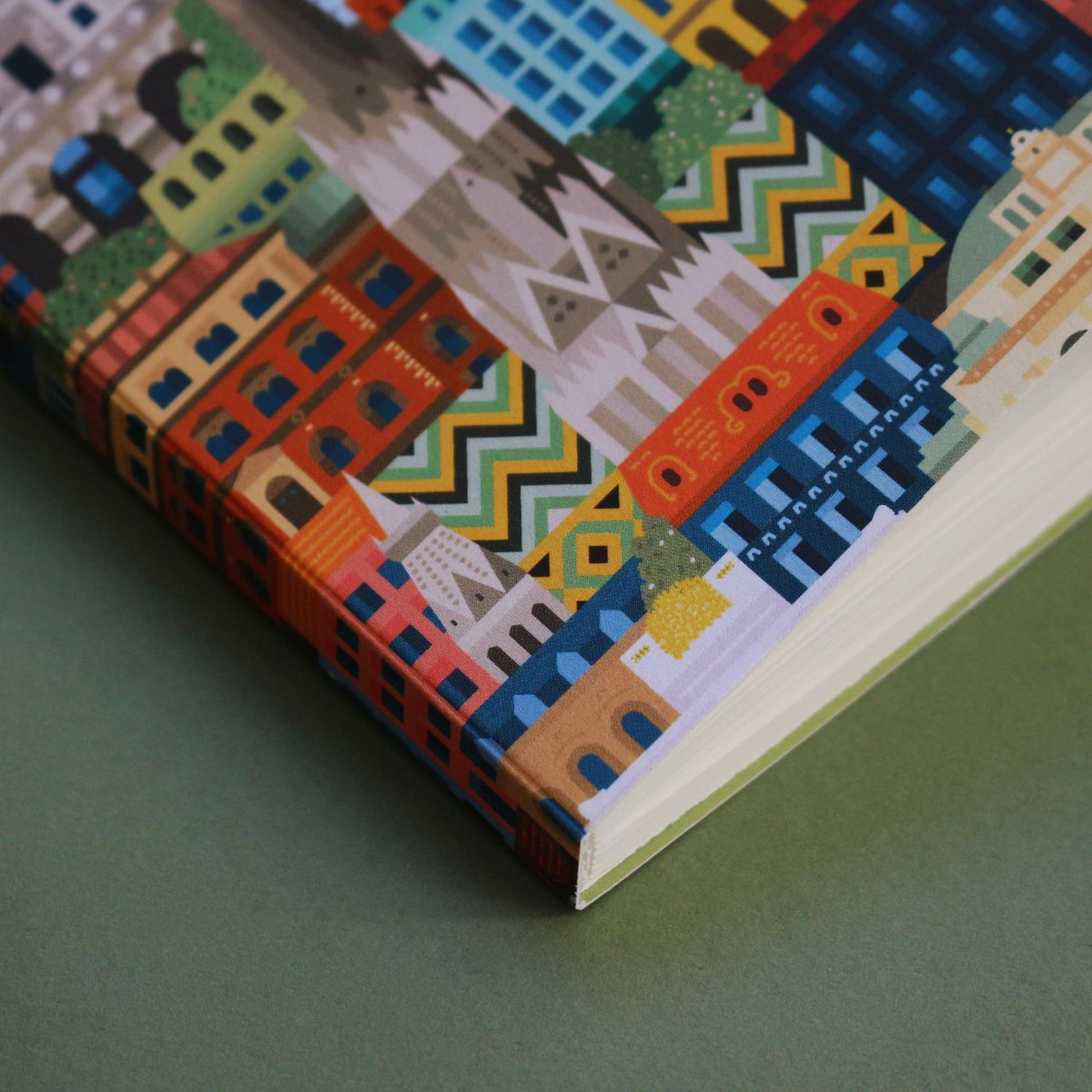 It’s a grey day here in Vienna. A perfect time to release our new Vienna Blockprint Notebook! Vividly illustrated with Viennese buildings including the Hofburg, Stephansdom, Staatsoper, Riesenrad and more. Available in A6 or A5 sizes.  thecity.works/shop/vienna-bl…