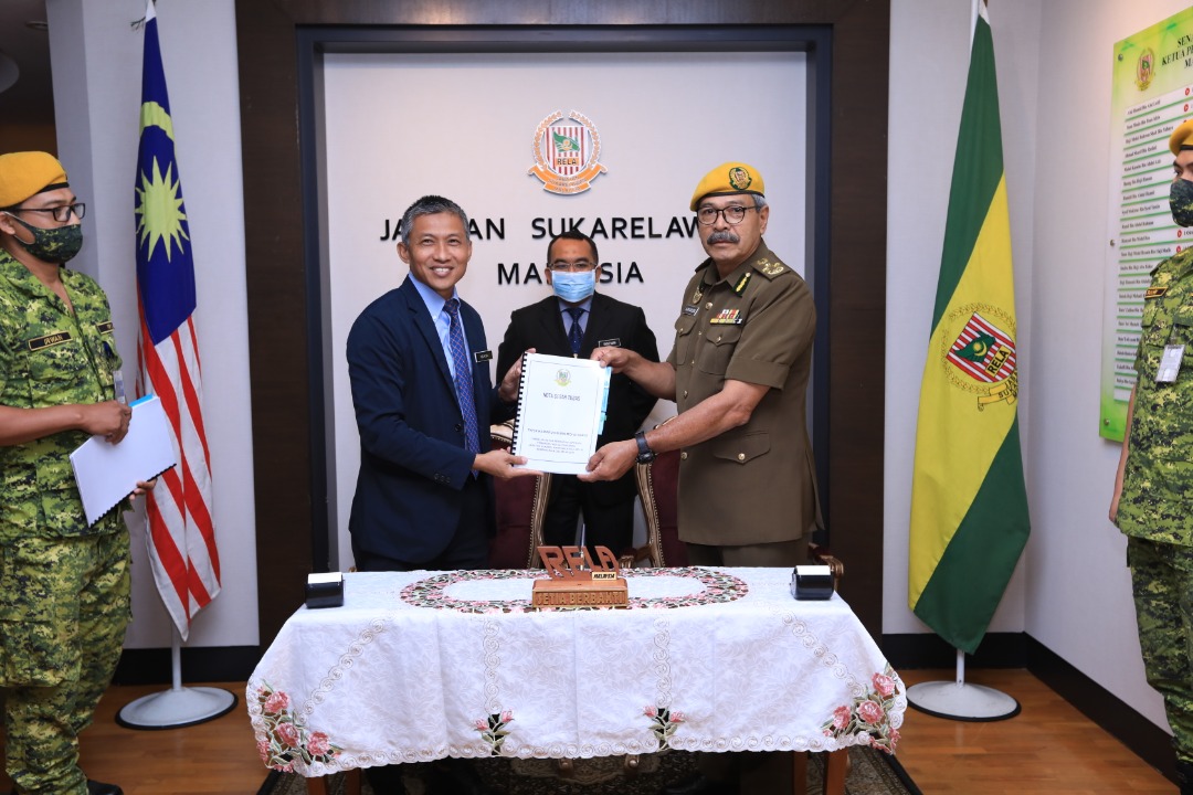 relamalaysia's tweet photo. 25 Nov 2020 (Rabu) Putrajaya:
Majlis Ringkas Serah Terima Tugas antara TKPjR Kamarudin bin Mohd. Rapig, Timb. Ketua Pengarah (Operasi) kepada , KPjR Yahya bin Sulaiman, Ketua Pengarah RELA Malaysia yg baharu. https://t.co/AhOTT5fbp0