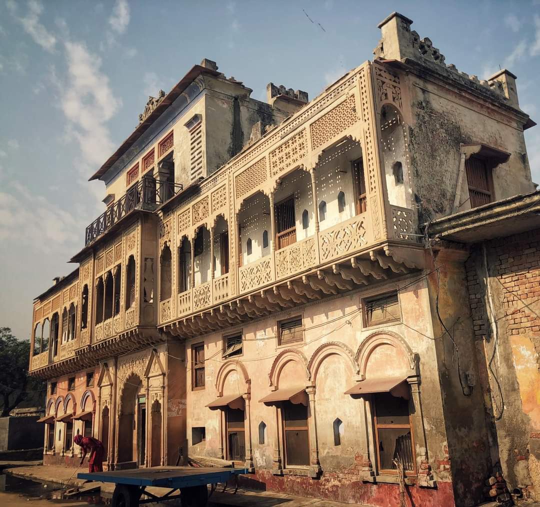 StudioDharma1's tweet photo. A wonderful Haveli built-in 1940 by late Shri Ramchandra Mohanlal Ji zamindar of Abupur near Murad Nagar, Ghaziabad.

#streetphotography #studiodharma #exploringmeerut #nationalgeographic_explorer #haveli #oldhaveli  #abupur https://t.co/dSysphSfh3