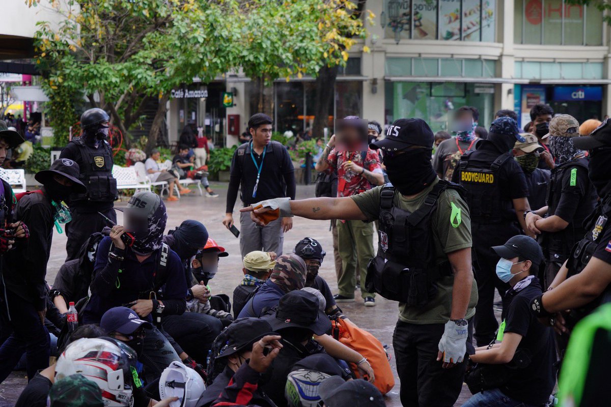 UPDATE:’#25พฤศจิกาไปSCB’
[14.30น.]
.
บริเวณอเวนิวรัชโยธิน กลุ่มการ์ดที่ใช้ชื่อว่า “องค์กรบอดี้การ์ด สเปเชี่ยล ฟอร์ส” ที่นำโดย ‘ครูพลาม’ อดีตครูฝึกหน่วยรบพิเศษ ได้รวมตัวเพื่อร่วมรักษาความปลอดภัยกับผู้ชุมนุมเป็นครั้งแรก หลังการ์ดอาชีวะบางส่วนถอนตัว
.
วันนี้มีทีมการ์ดรวมกว่า 10 ทีม