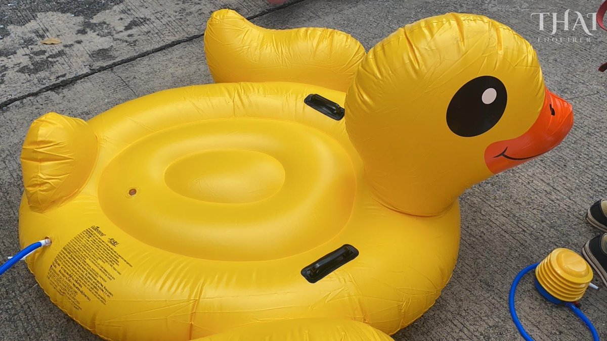 ThaiEnquirer's tweet photo. The warrior-ducks are being inflated! Plus one surprise guest! 

#25พฤศจิกาไปSCB #เกาะติดชุมนุม63 https://t.co/rmKHvuE6Sx