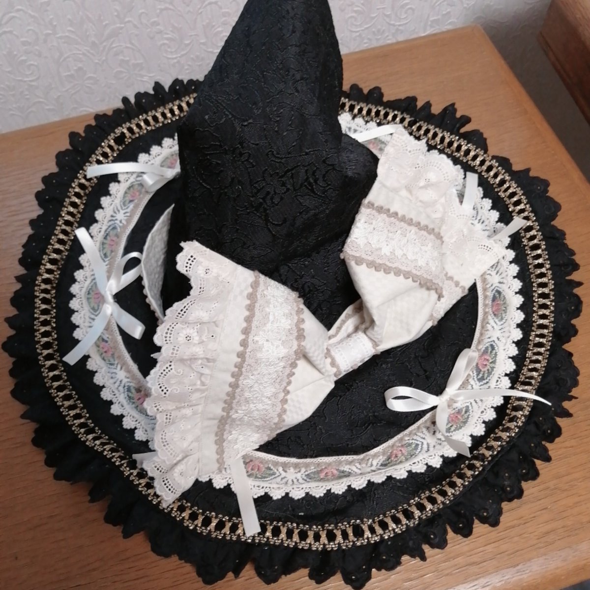 リボンたくさん魔理沙ちゃん帽子🧹
針金入りで帽子のつばの形をかえれます💫