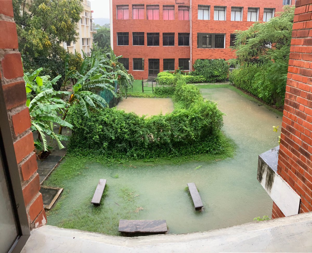 DhanyaTweets's tweet photo. 😭😭😭 #Cyclonecoming #NivarCycloneUpdate https://t.co/jGYWnPKv1Y