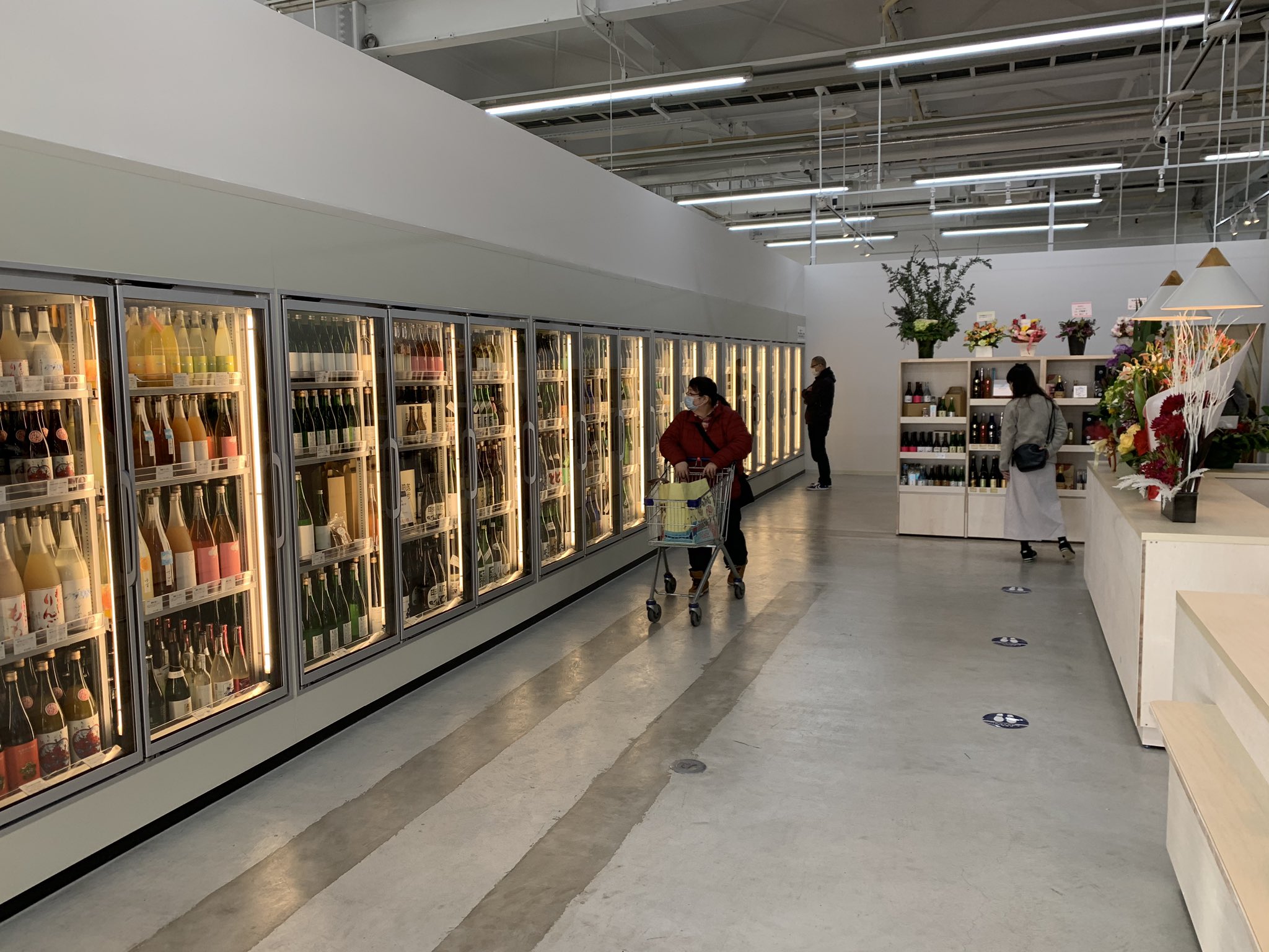 北広島市議 青木たかし ジョイフルak大曲店内に本日オープンした 銘酒の裕多加 2号店 Yutaka 早速伺いました 裕多加さんはもともと札幌市北区に店舗がある老舗の地酒屋さんですが この度北広島市大曲に2号