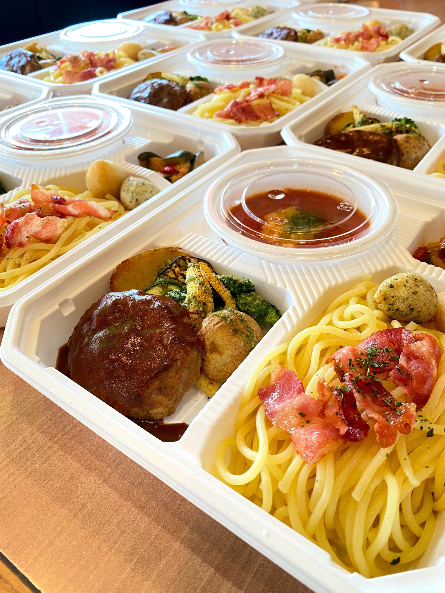 生麺パスタコパン 泉中央 仙台bivi店の２店舗限定販売のパスタ弁当 ６８０円 税 です 通常のお弁当 のごはんが盛り付けられる部分に 麵 生パスタ が盛り付けられております こちらのお弁当は 最早 コパンが作り出したと言っても過言ではない