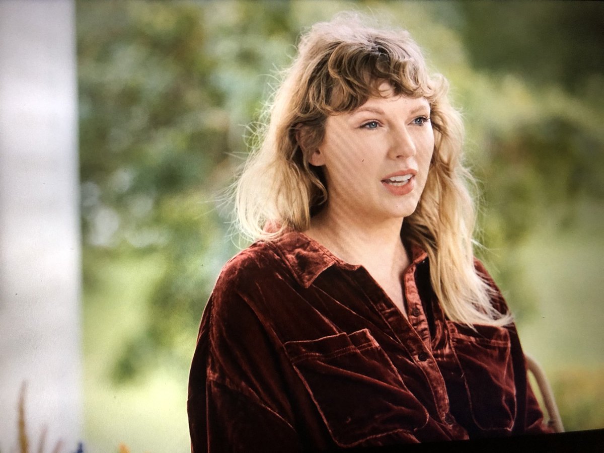 ElisetheSwiftie's tweet photo. this whole thing just feels so warm and cozy and literally like i’m coming home omg 🥺🥺  #folkloreOnDisneyPlus https://t.co/5L6gbSBcXb