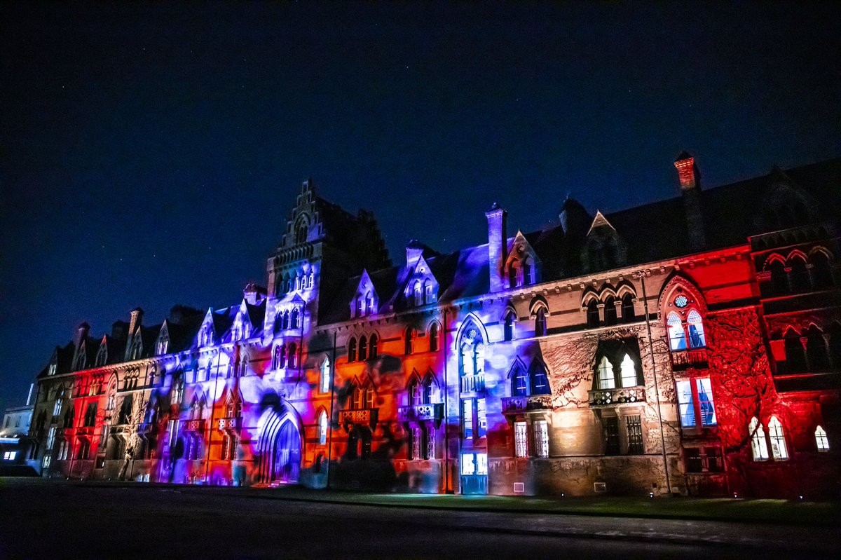 pwalkersculptor's tweet photo. Delighted to have worked with some fantastic partners again this year across #oxford - art doesn’t have to stop because of Covid - it can thrive @OxfordCity @FusionArtsOx @bodleianlibs @morethanadodo @Pitt_Rivers @ChChCathedralOx @SMVOxford @OXChristmas @ace_national @luxmuralis https://t.co/0zx9LUHG0b