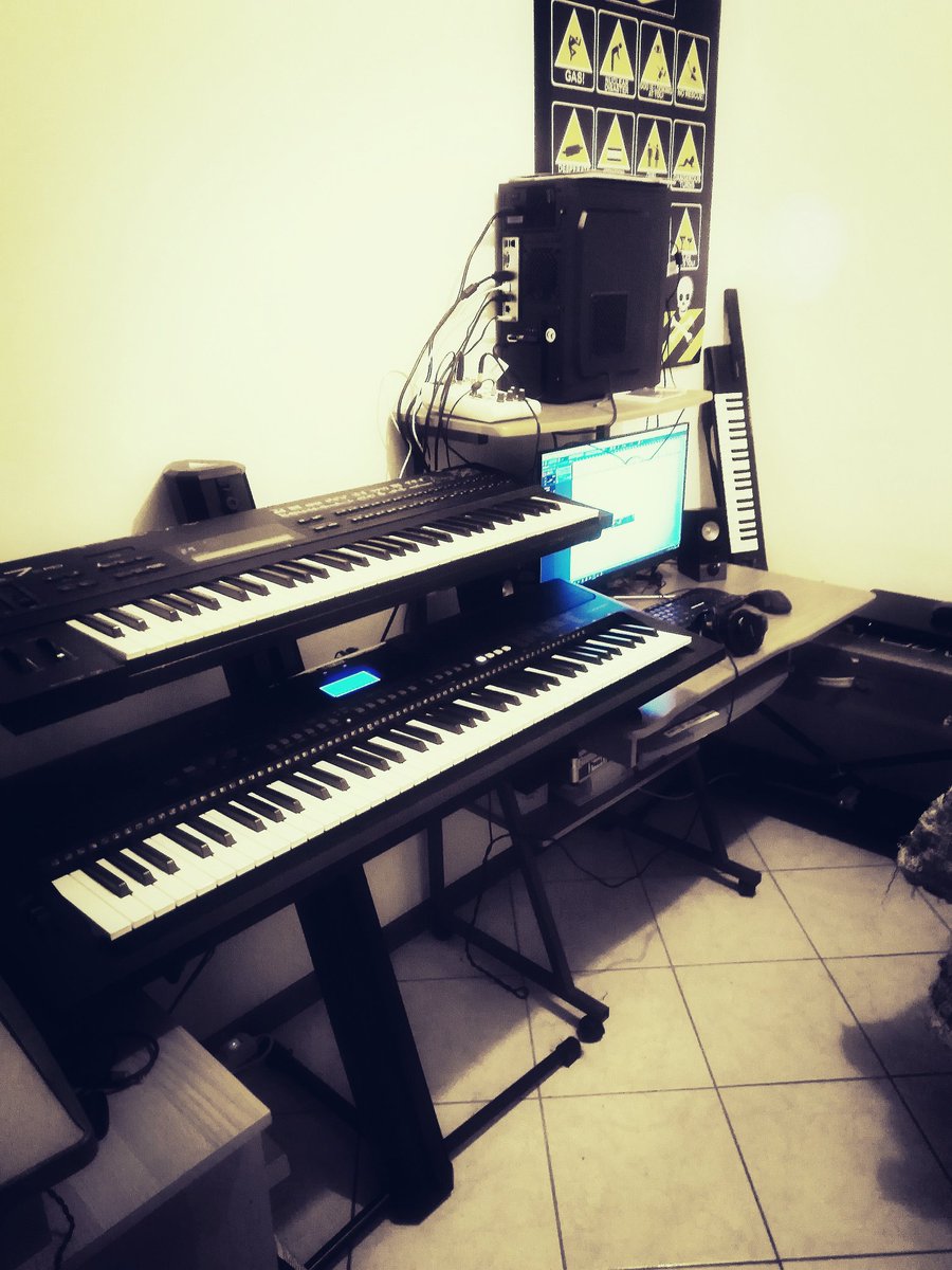 AleMantoAMSC's tweet photo. #homestudio #Yamaha #synth https://t.co/PAC0nbD6kf