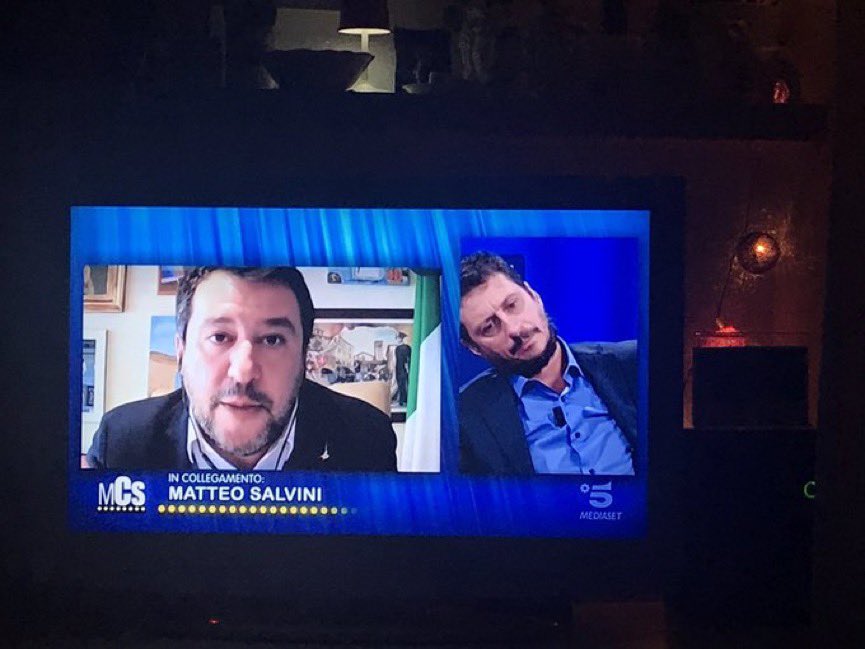 LucaBizzarri's tweet photo. A volte capita che tu debba stare a sentire uno che dice “Ci rubano il Natale”. 
L’anno scorso glielo rubavano i musulmani, quest’anno glielo ruba Conte.
Allora stai zitto, sperando che i tuoi pensieri non trapelino, sperando di non percularlo ad alta voce.
Ieri, Costanzo Show. https://t.co/7OScAuZjfM