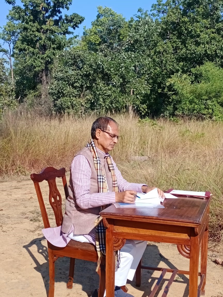 ChouhanShivraj's tweet photo. हवाओं का रुख मोड़ दूंगा, 
प्रदेश को स्वर्णिम कर दूंगा।

हर चेहरे पर चिरस्थायी मुस्कान होगी, 
अपने प्रदेश को आत्मनिर्भर कर दूंगा।

इसी ध्येय के लिए चिंतन कर रहा हूं,
यकीन है कि इस स्वप्न को साकार कर लूंगा।। 

बांधवगढ़ टाइगर रिजर्व में कुछ क्षण... https://t.co/KfoqxhxH9h