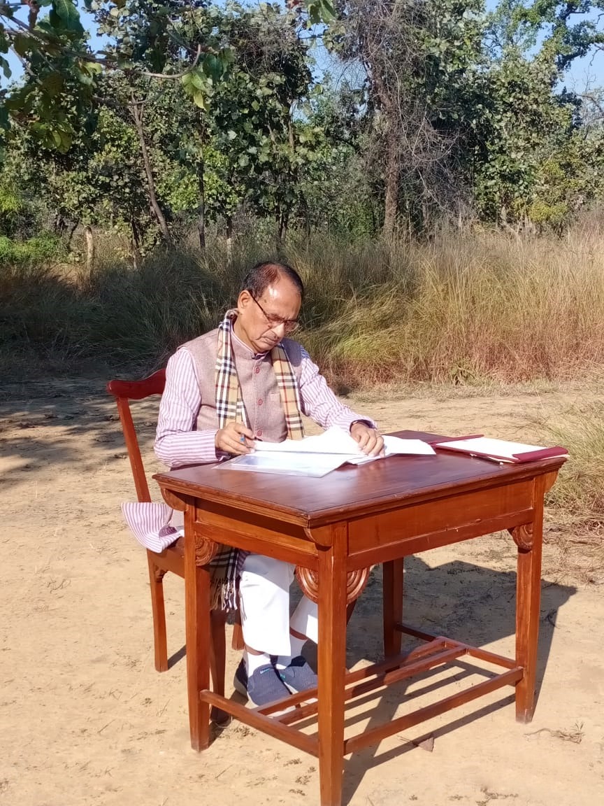 ChouhanShivraj's tweet photo. हवाओं का रुख मोड़ दूंगा, 
प्रदेश को स्वर्णिम कर दूंगा।

हर चेहरे पर चिरस्थायी मुस्कान होगी, 
अपने प्रदेश को आत्मनिर्भर कर दूंगा।

इसी ध्येय के लिए चिंतन कर रहा हूं,
यकीन है कि इस स्वप्न को साकार कर लूंगा।। 

बांधवगढ़ टाइगर रिजर्व में कुछ क्षण... https://t.co/KfoqxhxH9h