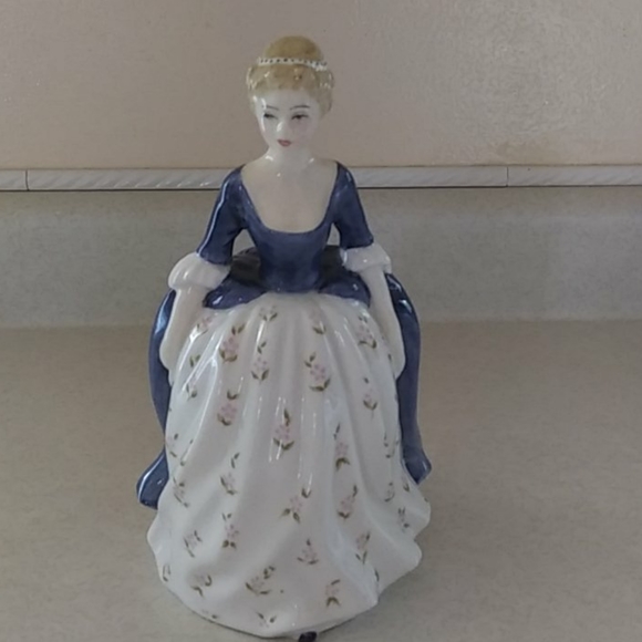 ninedress1's tweet photo. So good I had to share! Check out all the items I'm loving on @Poshmarkapp from @SusanHazard1 #poshmark #fashion #style #shopmycloset #betseyjohnson #royaldoulton #extremelyme: https://t.co/aMviLX3vib https://t.co/DALNwY8mP5
