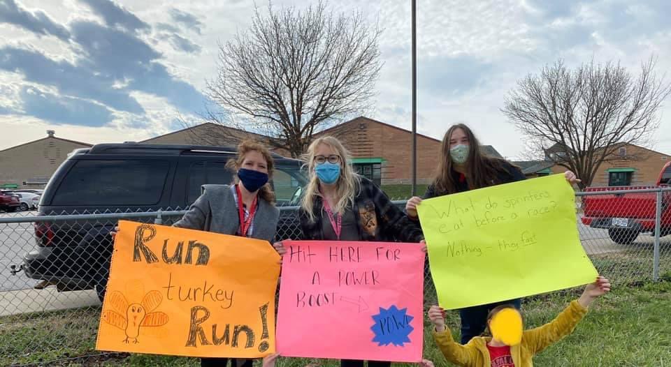 AlexisMessenger's tweet photo. We love cheering on our 6th grade students!! @OzarkTigers @TigersPe https://t.co/HFbU2euiKV