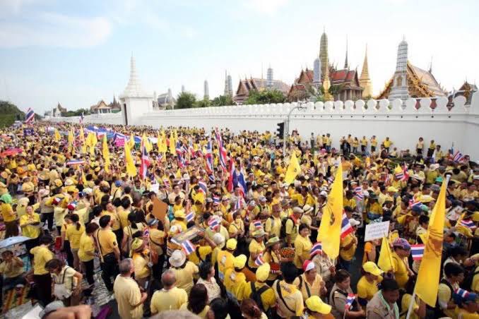 Skybride4's tweet photo. ในหลวงทรงโปรดให้ประชาชนเฝ้ารับเสด็จอย่างใกล้ชิดโดยไม่ถือพระองค์...ทรงพระเจริญยิ่งยืนนาน {{{(>_<)}}} #ภูมิใจที่ได้รับเสด็จ https://t.co/O9sWk6XjKF