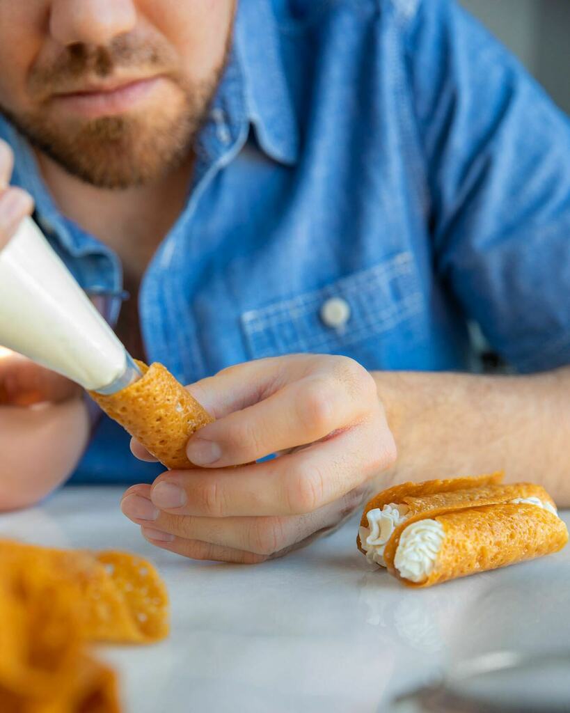 SouthernFatty's tweet photo. 😘 Roll with it, y’all.
⠀⠀⠀⠀⠀⠀⠀⠀⠀
🥃 Brandy snaps are one of my absolute fav holiday season sweets. A few recipe including whipped cream filled and apple pie filled on my blog. — Had ‘em before??
#desserttime #pastrylove #bakinglove #instade… https://t.co/JpdVKosnp6 https://t.co/5lbE8SDn0w