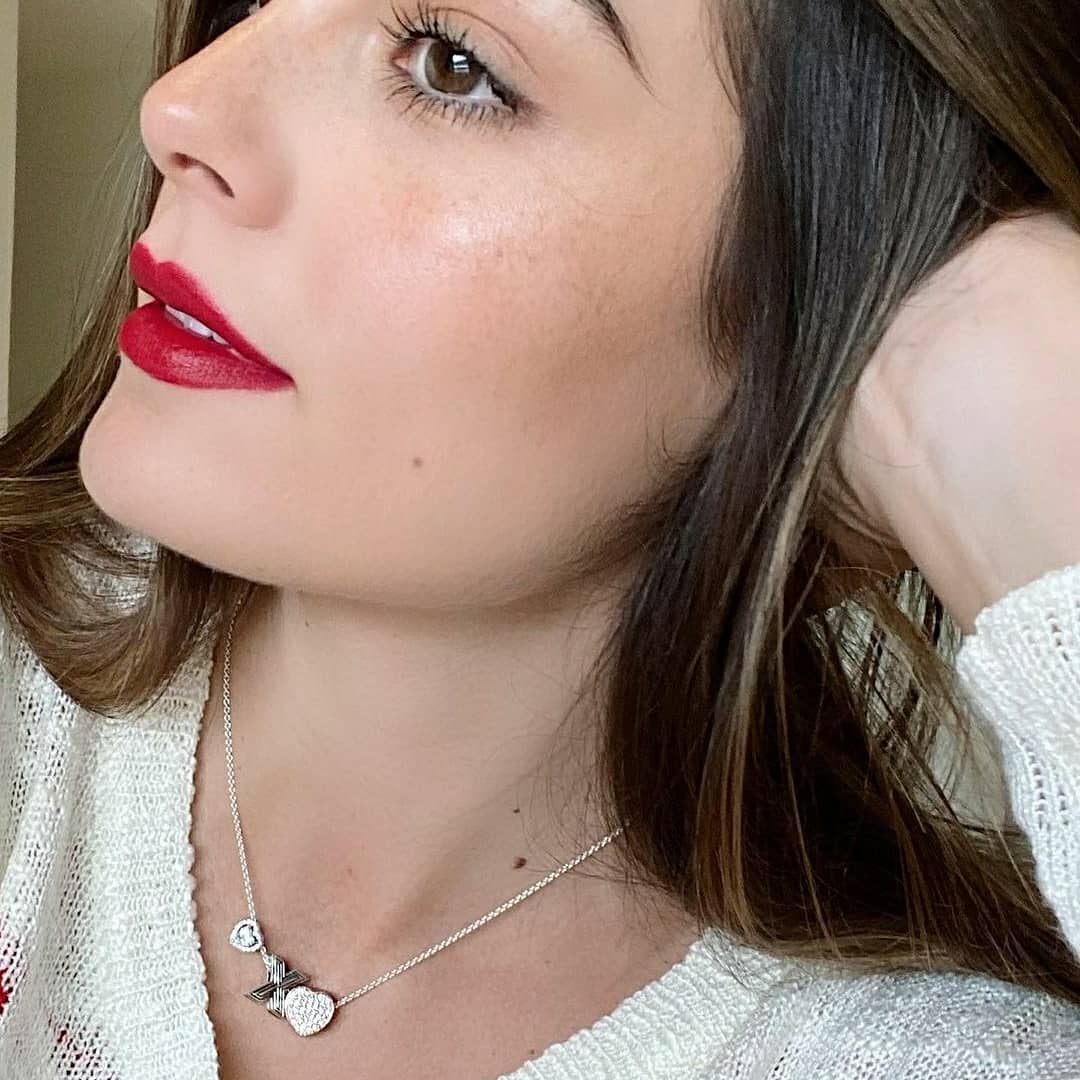 canadaximena's tweet photo. from IG @ximenaNR Mi look de hoy está inspirado en la nueva colección @theofficialpandora llena de corazones para esta temporada navideña. 🤍✖️♥️ amo este necklace personalizado con una X y dos 💕#PandoraMx #SomethingAboutYou https://t.co/TS3aXw7kRp