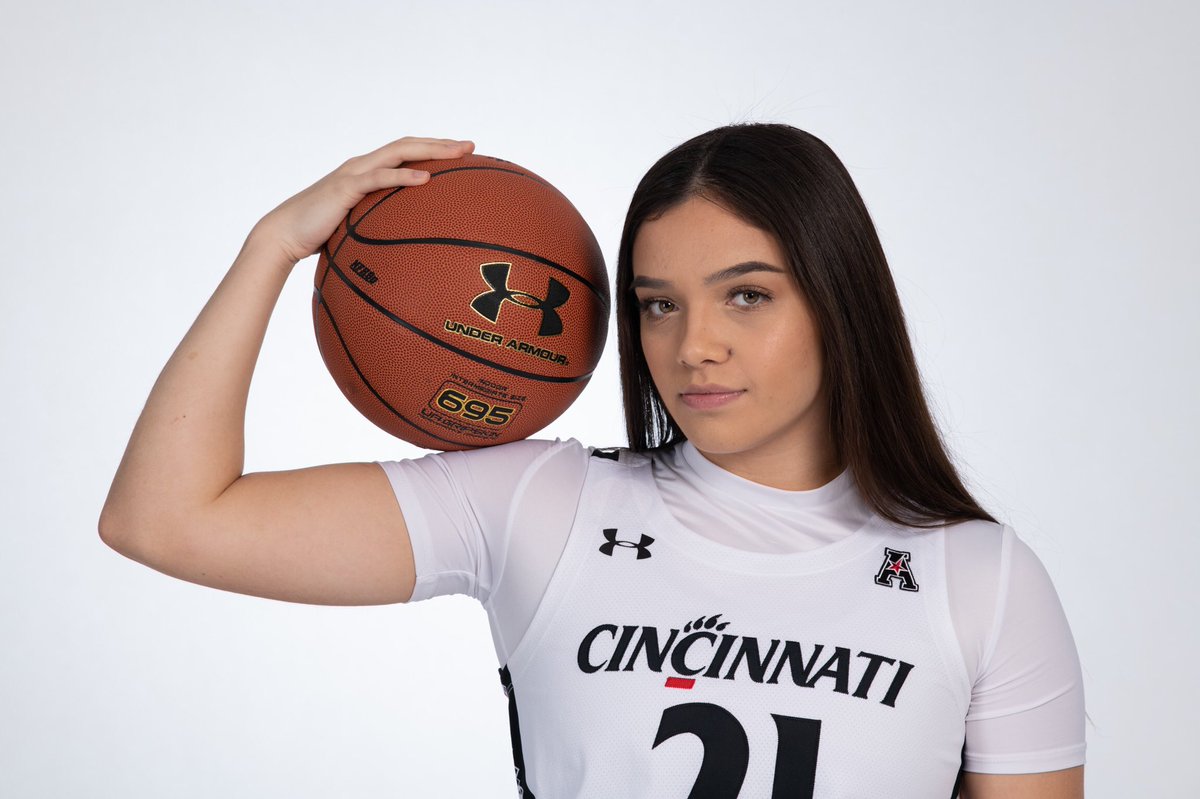 JSchim22's tweet photo. Game day tomorrow for @GoBearcatsWBB turn up sis! @mschimmel21 😍🙌🏼♥️🏀 https://t.co/LyC77xr51l
